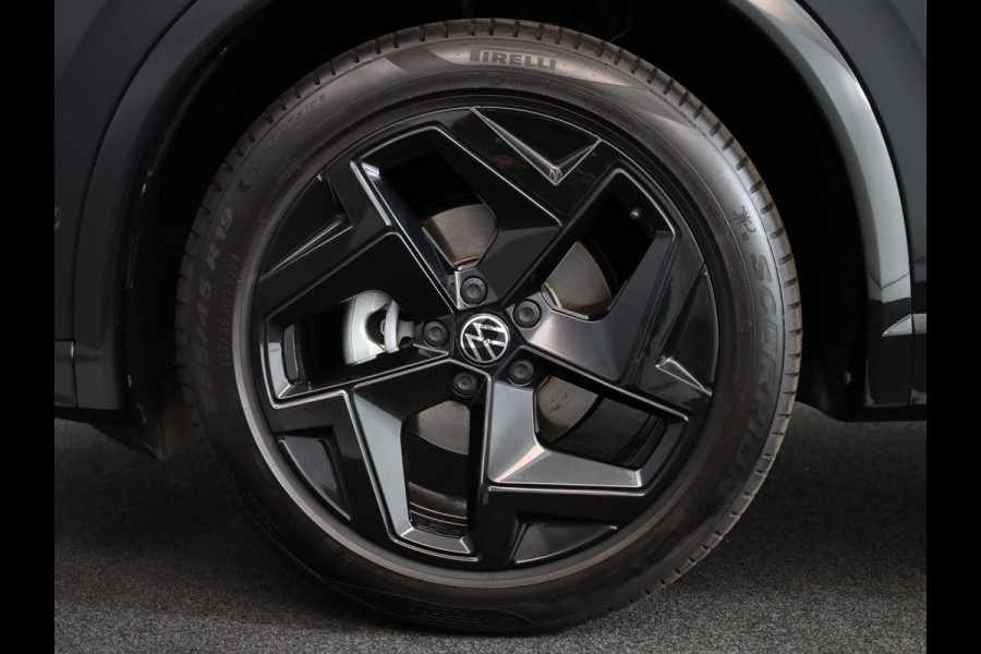 Volkswagen Tiguan 1.5 eTSI R-Line Edition 150 pk Automaat (DSG) | Navigatie | Parkeersensoren (Park assist) | Rondomzicht camera | Matrix LED koplampen | Black Style pakket | R-Line |
