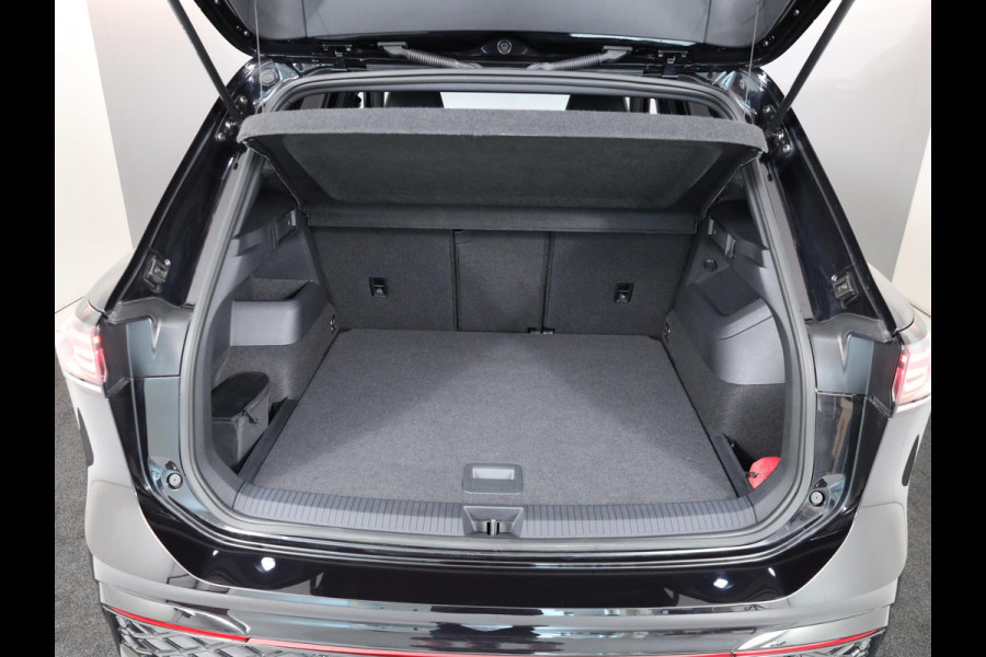 Volkswagen Tiguan 1.5 eTSI R-Line Edition 150 pk Automaat (DSG) | Navigatie | Parkeersensoren (Park assist) | Rondomzicht camera | Matrix LED koplampen | Black Style pakket | R-Line |