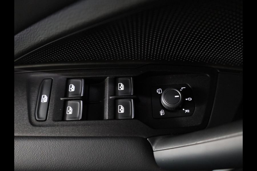 Volkswagen Tiguan 1.5 eTSI R-Line Edition 150 pk Automaat (DSG) | Navigatie | Parkeersensoren (Park assist) | Rondomzicht camera | Matrix LED koplampen | Black Style pakket | R-Line |