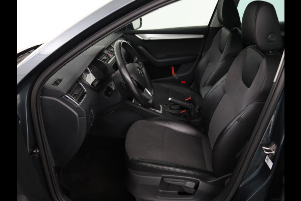 Škoda Octavia 1.5 TSI Business Edition | Stoelverwarming | Trekhaak | Carplay | Half leder | Navigatie | Climate control | Parkeerhulp | Cruise control