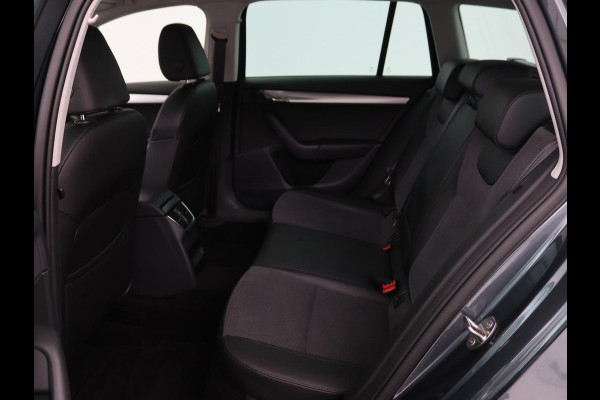 Škoda Octavia 1.5 TSI Business Edition | Stoelverwarming | Trekhaak | Carplay | Half leder | Navigatie | Climate control | Parkeerhulp | Cruise control