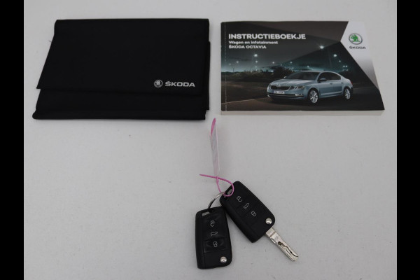 Škoda Octavia 1.5 TSI Business Edition | Stoelverwarming | Trekhaak | Carplay | Half leder | Navigatie | Climate control | Parkeerhulp | Cruise control