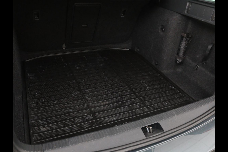 Škoda Octavia 1.5 TSI Business Edition | Stoelverwarming | Trekhaak | Carplay | Half leder | Navigatie | Climate control | Parkeerhulp | Cruise control