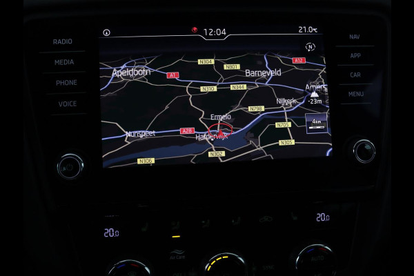 Škoda Octavia 1.5 TSI Business Edition | Stoelverwarming | Trekhaak | Carplay | Half leder | Navigatie | Climate control | Parkeerhulp | Cruise control