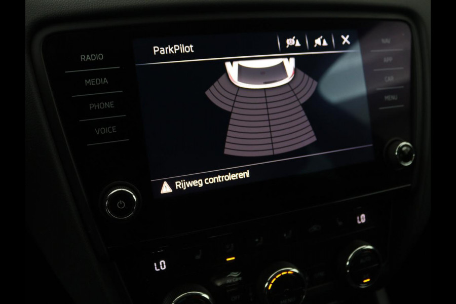 Škoda Octavia 1.5 TSI Business Edition | Stoelverwarming | Trekhaak | Carplay | Half leder | Navigatie | Climate control | Parkeerhulp | Cruise control