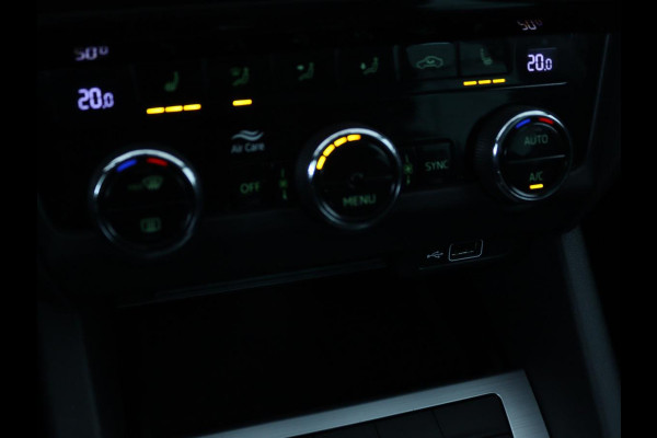 Škoda Octavia 1.5 TSI Business Edition | Stoelverwarming | Trekhaak | Carplay | Half leder | Navigatie | Climate control | Parkeerhulp | Cruise control