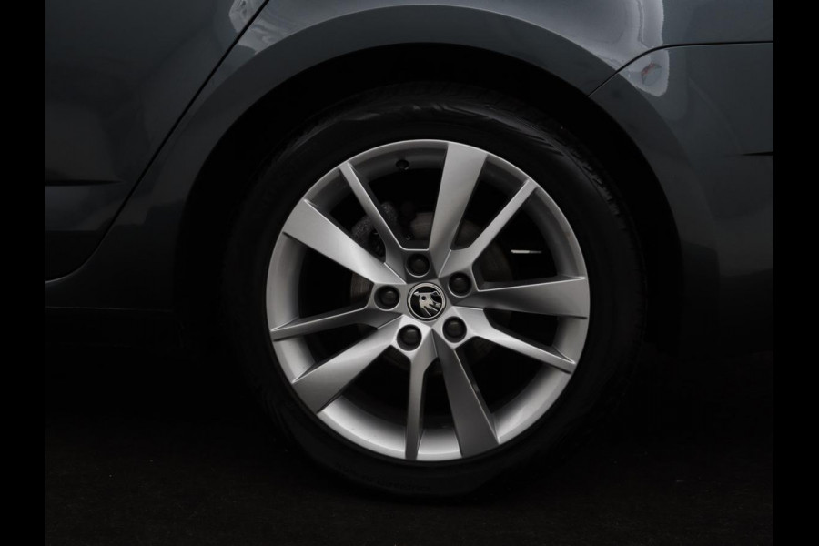 Škoda Octavia 1.5 TSI Business Edition | Stoelverwarming | Trekhaak | Carplay | Half leder | Navigatie | Climate control | Parkeerhulp | Cruise control
