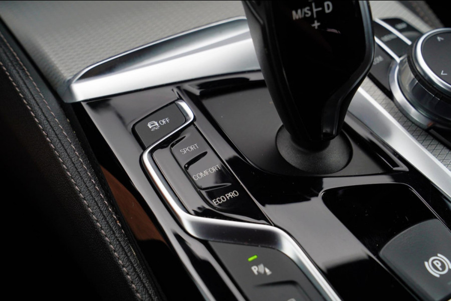 BMW 5 Serie Touring 540i xDrive High Executive | 360 Camera | Massage | Headup | Carbon delen exterieur | BMW LED | Dealer onderho