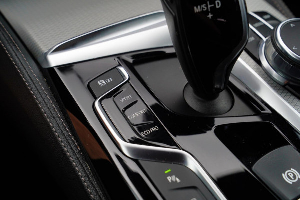 BMW 5 Serie Touring 540i xDrive High Executive | 360 Camera | Massage | Headup | Carbon delen exterieur | BMW LED | Dealer onderho