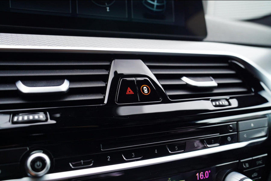 BMW 5 Serie Touring 540i xDrive High Executive | 360 Camera | Massage | Headup | Carbon delen exterieur | BMW LED | Dealer onderho