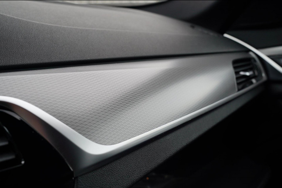 BMW 5 Serie Touring 540i xDrive High Executive | 360 Camera | Massage | Headup | Carbon delen exterieur | BMW LED | Dealer onderho