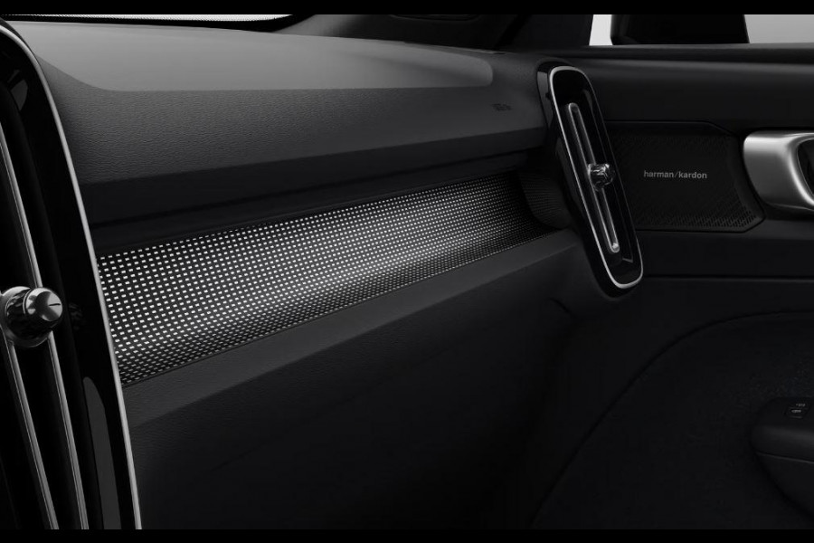 Volvo EX40 Single Motor Extended Range Plus 82 kWh / Lounge Pakket / Panoramadak / 360 Camera / Extra getint glas / 20'' Velgen / Nubuck bekleding