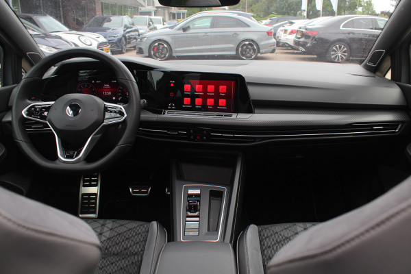 Volkswagen Golf 1.5 eTSI R-Line / Panoramadak / Camera / Harman Kardon / Matrix LED / 18'' / Navigatie / DAB / ACC / Dodehoek / Stuurverwarming / Stoelverwarming
