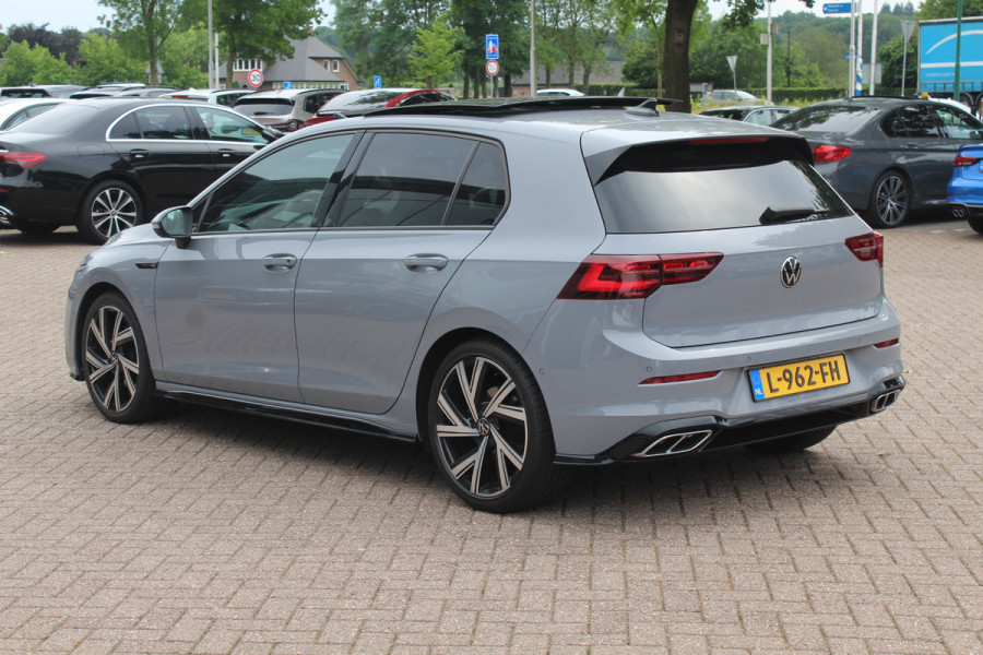 Volkswagen Golf 1.5 eTSI R-Line / Panoramadak / Camera / Harman Kardon / Matrix LED / 18'' / Navigatie / DAB / ACC / Dodehoek / Stuurverwarming / Stoelverwarming