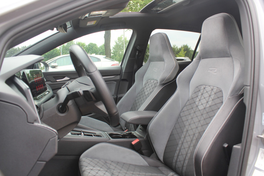 Volkswagen Golf 1.5 eTSI R-Line / Panoramadak / Camera / Harman Kardon / Matrix LED / 18'' / Navigatie / DAB / ACC / Dodehoek / Stuurverwarming / Stoelverwarming