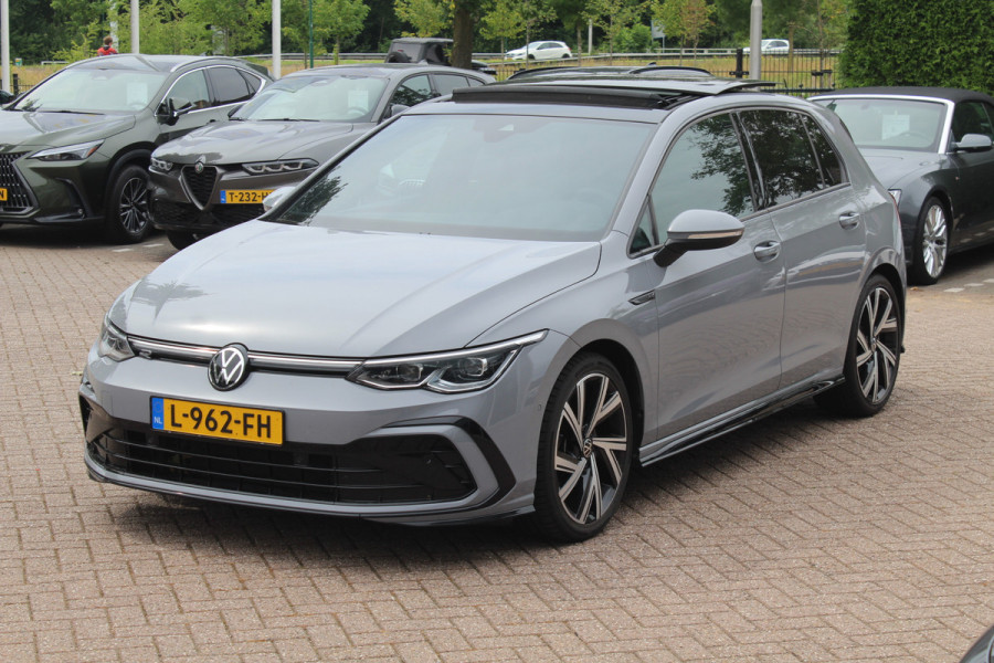 Volkswagen Golf 1.5 eTSI R-Line / Panoramadak / Camera / Harman Kardon / Matrix LED / 18'' / Navigatie / DAB / ACC / Dodehoek / Stuurverwarming / Stoelverwarming