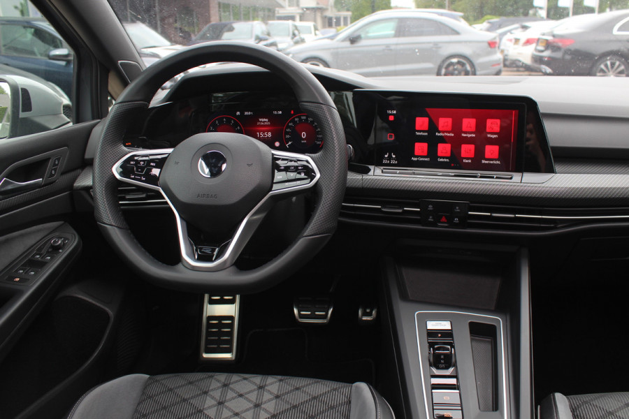 Volkswagen Golf 1.5 eTSI R-Line / Panoramadak / Camera / Harman Kardon / Matrix LED / 18'' / Navigatie / DAB / ACC / Dodehoek / Stuurverwarming / Stoelverwarming
