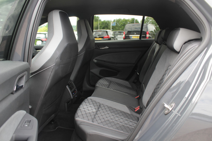 Volkswagen Golf 1.5 eTSI R-Line / Panoramadak / Camera / Harman Kardon / Matrix LED / 18'' / Navigatie / DAB / ACC / Dodehoek / Stuurverwarming / Stoelverwarming