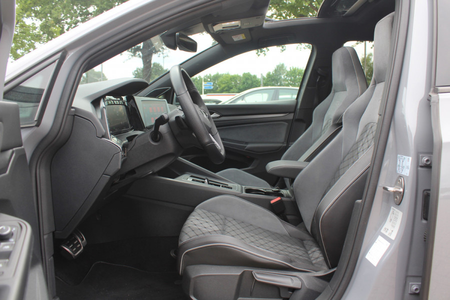 Volkswagen Golf 1.5 eTSI R-Line / Panoramadak / Camera / Harman Kardon / Matrix LED / 18'' / Navigatie / DAB / ACC / Dodehoek / Stuurverwarming / Stoelverwarming