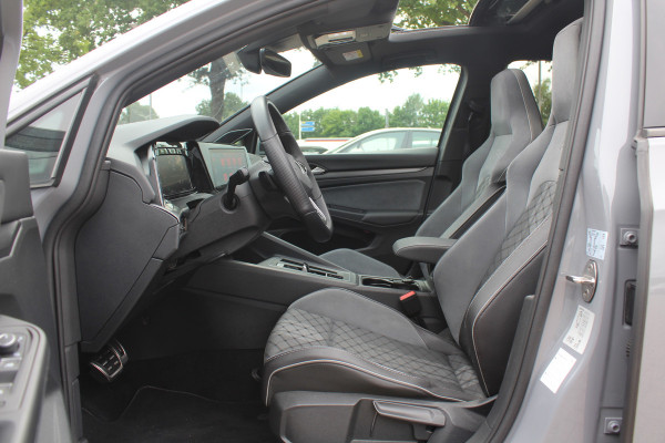 Volkswagen Golf 1.5 eTSI R-Line / Panoramadak / Camera / Harman Kardon / Matrix LED / 18'' / Navigatie / DAB / ACC / Dodehoek / Stuurverwarming / Stoelverwarming