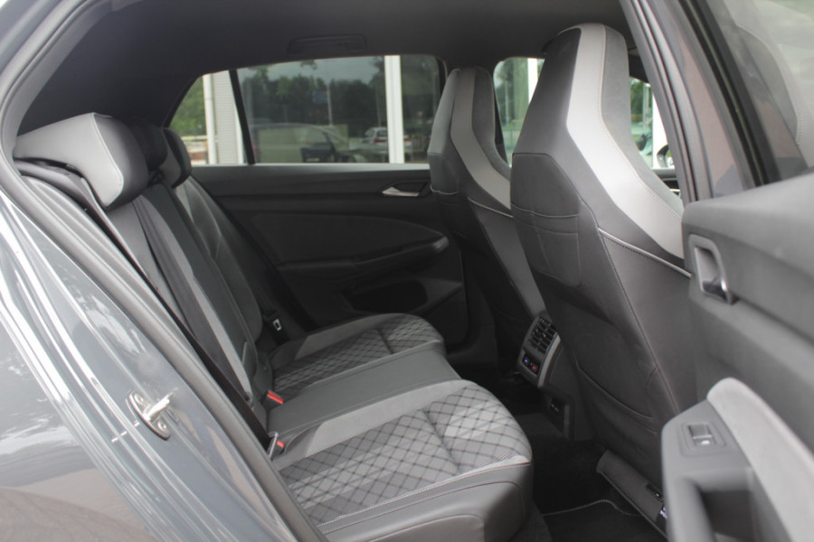 Volkswagen Golf 1.5 eTSI R-Line / Panoramadak / Camera / Harman Kardon / Matrix LED / 18'' / Navigatie / DAB / ACC / Dodehoek / Stuurverwarming / Stoelverwarming