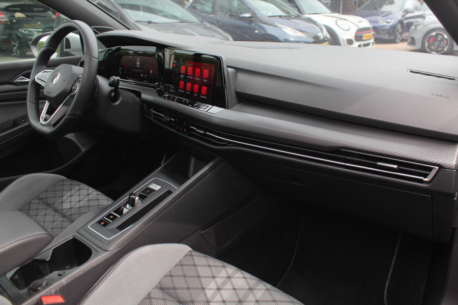 Volkswagen Golf 1.5 eTSI R-Line / Panoramadak / Camera / Harman Kardon / Matrix LED / 18'' / Navigatie / DAB / ACC / Dodehoek / Stuurverwarming / Stoelverwarming