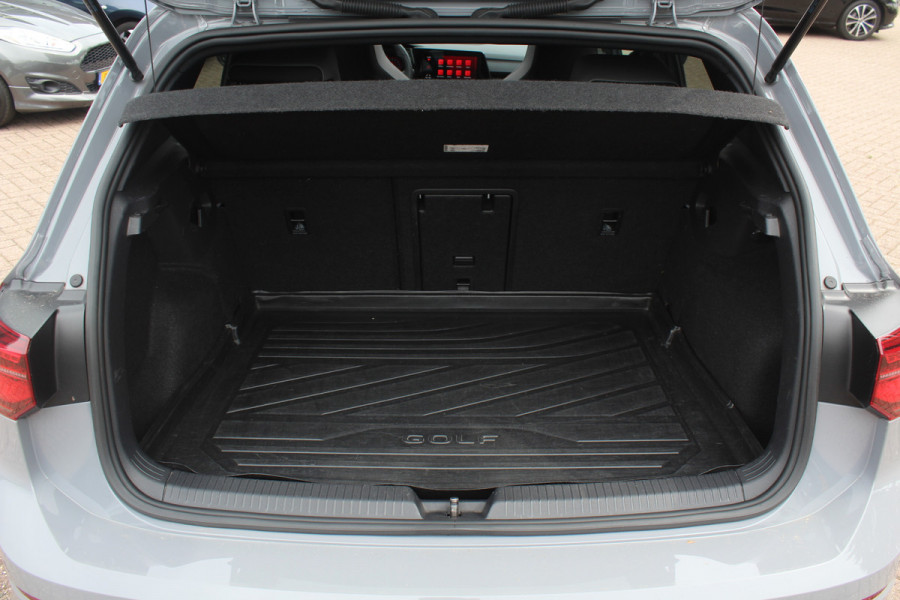 Volkswagen Golf 1.5 eTSI R-Line / Panoramadak / Camera / Harman Kardon / Matrix LED / 18'' / Navigatie / DAB / ACC / Dodehoek / Stuurverwarming / Stoelverwarming