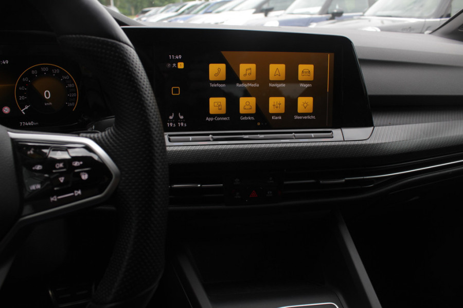 Volkswagen Golf 1.5 eTSI R-Line / Panoramadak / Camera / Harman Kardon / Matrix LED / 18'' / Navigatie / DAB / ACC / Dodehoek / Stuurverwarming / Stoelverwarming