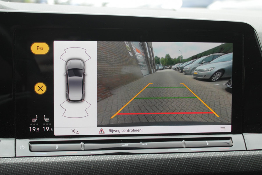 Volkswagen Golf 1.5 eTSI R-Line / Panoramadak / Camera / Harman Kardon / Matrix LED / 18'' / Navigatie / DAB / ACC / Dodehoek / Stuurverwarming / Stoelverwarming