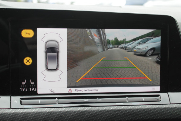 Volkswagen Golf 1.5 eTSI R-Line / Panoramadak / Camera / Harman Kardon / Matrix LED / 18'' / Navigatie / DAB / ACC / Dodehoek / Stuurverwarming / Stoelverwarming