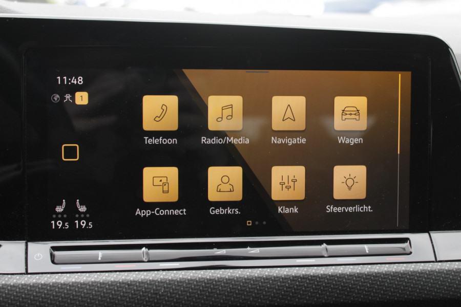 Volkswagen Golf 1.5 eTSI R-Line / Panoramadak / Camera / Harman Kardon / Matrix LED / 18'' / Navigatie / DAB / ACC / Dodehoek / Stuurverwarming / Stoelverwarming