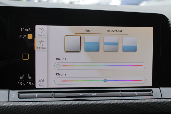 Volkswagen Golf 1.5 eTSI R-Line / Panoramadak / Camera / Harman Kardon / Matrix LED / 18'' / Navigatie / DAB / ACC / Dodehoek / Stuurverwarming / Stoelverwarming
