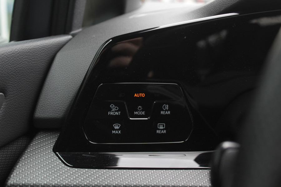Volkswagen Golf 1.5 eTSI R-Line / Panoramadak / Camera / Harman Kardon / Matrix LED / 18'' / Navigatie / DAB / ACC / Dodehoek / Stuurverwarming / Stoelverwarming