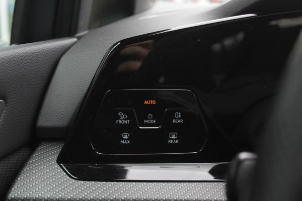 Volkswagen Golf 1.5 eTSI R-Line / Panoramadak / Camera / Harman Kardon / Matrix LED / 18'' / Navigatie / DAB / ACC / Dodehoek / Stuurverwarming / Stoelverwarming