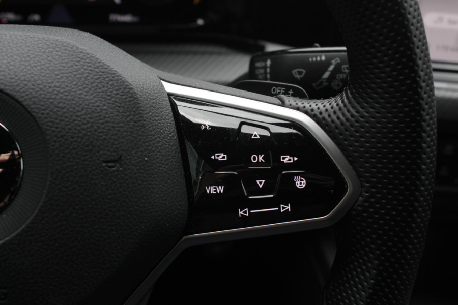 Volkswagen Golf 1.5 eTSI R-Line / Panoramadak / Camera / Harman Kardon / Matrix LED / 18'' / Navigatie / DAB / ACC / Dodehoek / Stuurverwarming / Stoelverwarming
