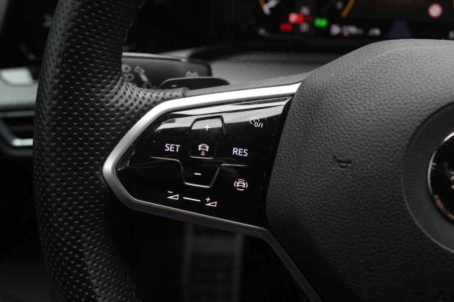 Volkswagen Golf 1.5 eTSI R-Line / Panoramadak / Camera / Harman Kardon / Matrix LED / 18'' / Navigatie / DAB / ACC / Dodehoek / Stuurverwarming / Stoelverwarming