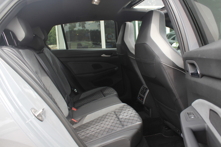 Volkswagen Golf 1.5 eTSI R-Line / Panoramadak / Camera / Harman Kardon / Matrix LED / 18'' / Navigatie / DAB / ACC / Dodehoek / Stuurverwarming / Stoelverwarming