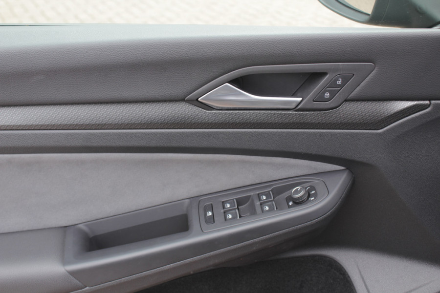Volkswagen Golf 1.5 eTSI R-Line / Panoramadak / Camera / Harman Kardon / Matrix LED / 18'' / Navigatie / DAB / ACC / Dodehoek / Stuurverwarming / Stoelverwarming