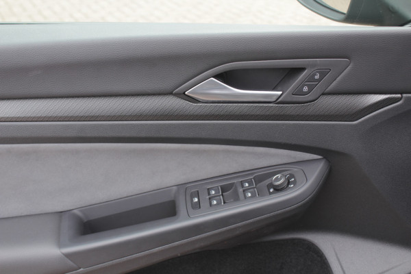 Volkswagen Golf 1.5 eTSI R-Line / Panoramadak / Camera / Harman Kardon / Matrix LED / 18'' / Navigatie / DAB / ACC / Dodehoek / Stuurverwarming / Stoelverwarming