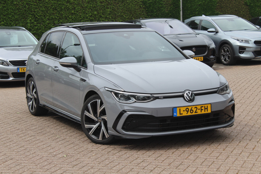 Volkswagen Golf 1.5 eTSI R-Line / Panoramadak / Camera / Harman Kardon / Matrix LED / 18'' / Navigatie / DAB / ACC / Dodehoek / Stuurverwarming / Stoelverwarming