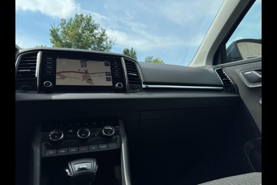 Škoda Karoq 1.5 TSI ACT Style Business TREKHAAK / CAMERA / PDC V+A / NAVI / ACC / CARPLAY / NAVI / 150PK / DSG