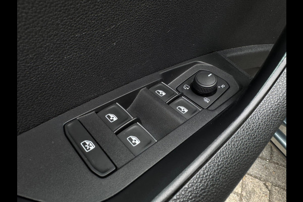 Škoda Karoq 1.5 TSI ACT Style Business TREKHAAK / CAMERA / PDC V+A / NAVI / ACC / CARPLAY / NAVI / 150PK / DSG