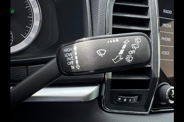 Škoda Karoq 1.5 TSI ACT Style Business TREKHAAK / CAMERA / PDC V+A / NAVI / ACC / CARPLAY / NAVI / 150PK / DSG