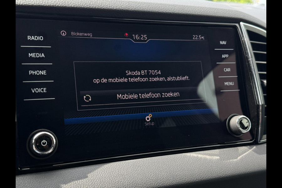Škoda Karoq 1.5 TSI ACT Style Business TREKHAAK / CAMERA / PDC V+A / NAVI / ACC / CARPLAY / NAVI / 150PK / DSG
