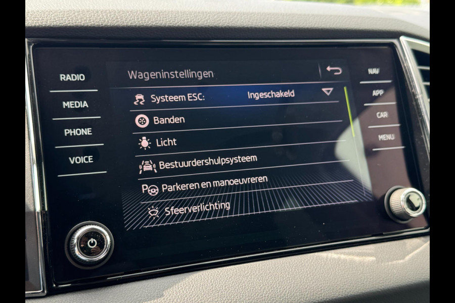 Škoda Karoq 1.5 TSI ACT Style Business TREKHAAK / CAMERA / PDC V+A / NAVI / ACC / CARPLAY / NAVI / 150PK / DSG