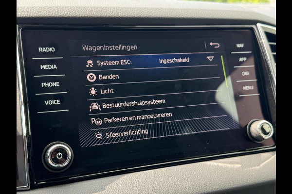 Škoda Karoq 1.5 TSI ACT Style Business TREKHAAK / CAMERA / PDC V+A / NAVI / ACC / CARPLAY / NAVI / 150PK / DSG
