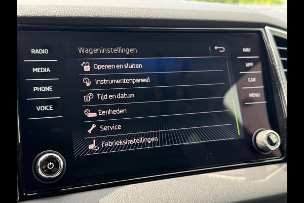 Škoda Karoq 1.5 TSI ACT Style Business TREKHAAK / CAMERA / PDC V+A / NAVI / ACC / CARPLAY / NAVI / 150PK / DSG