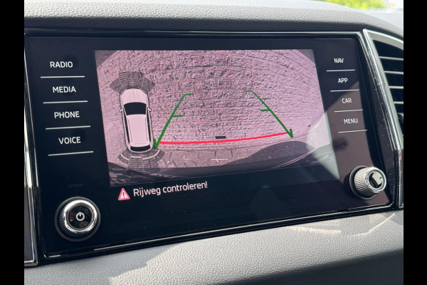 Škoda Karoq 1.5 TSI ACT Style Business TREKHAAK / CAMERA / PDC V+A / NAVI / ACC / CARPLAY / NAVI / 150PK / DSG