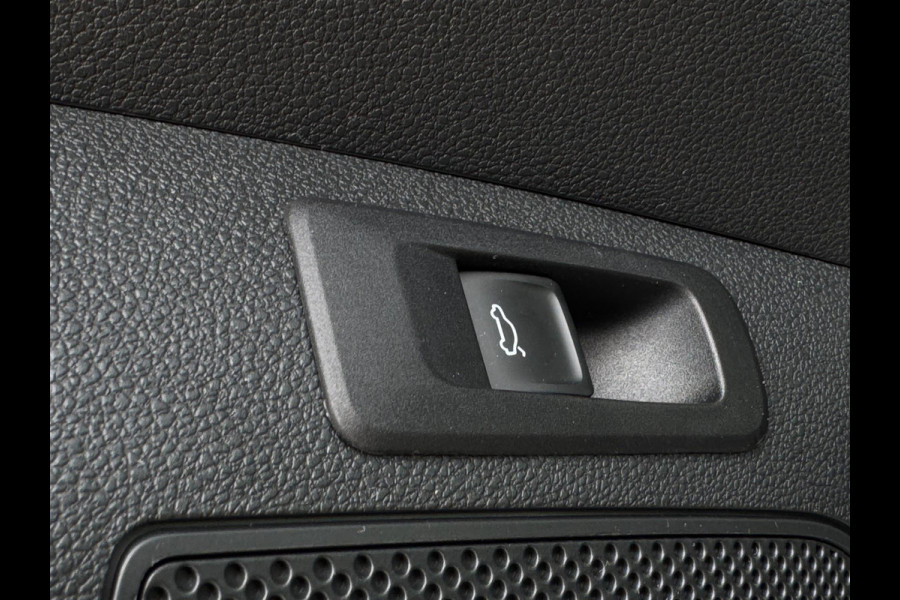 Škoda Karoq 1.5 TSI ACT Style Business TREKHAAK / CAMERA / PDC V+A / NAVI / ACC / CARPLAY / NAVI / 150PK / DSG