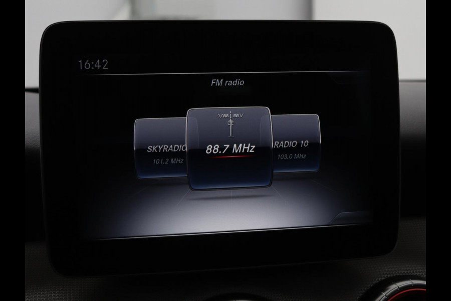 Mercedes-Benz CLA-Klasse 180 AMG | Stoelverwarming | Sportstoelen | Camera | Navigatie | Park Assist | Full LED | Cruise control | Airco